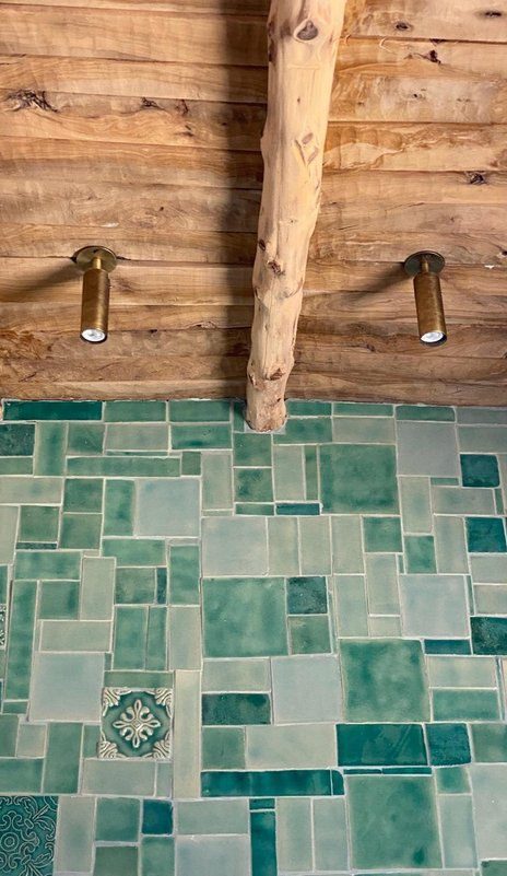 Techo de vigas de sabina y suelo cerámico verde