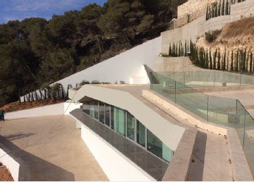 Vivienda unifamiliar encajada en la ladera