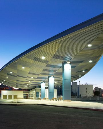 Estación de autobuses iluminada al anochecer