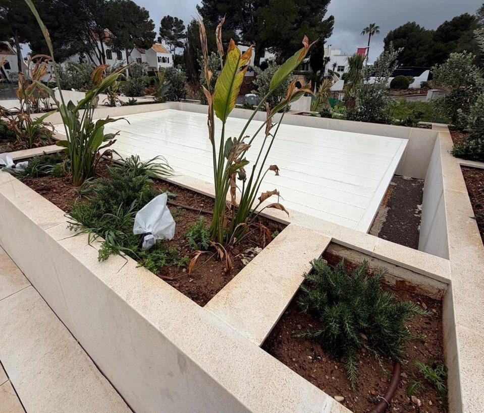 Piscina y jardín terminados